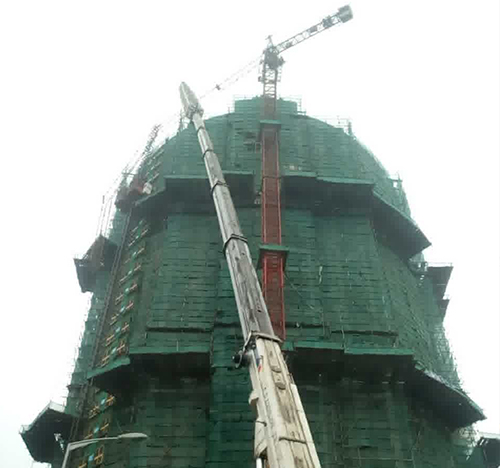 于都吊车在工地上作业